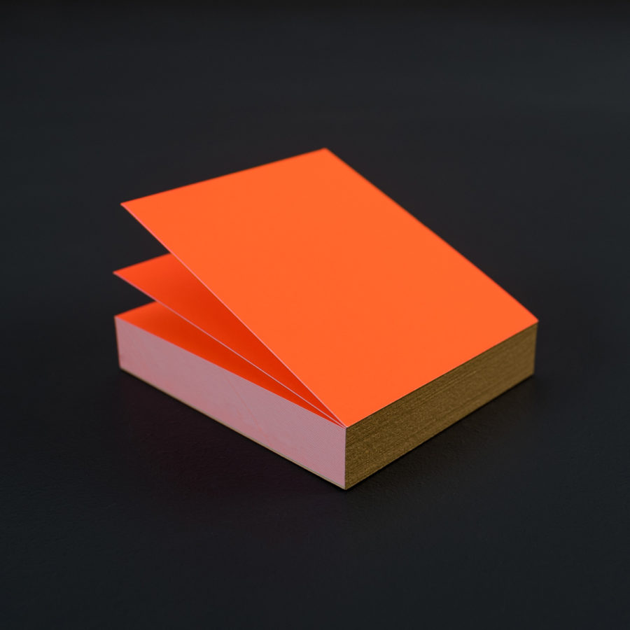 petit bloc de papier cartonné orange fluo