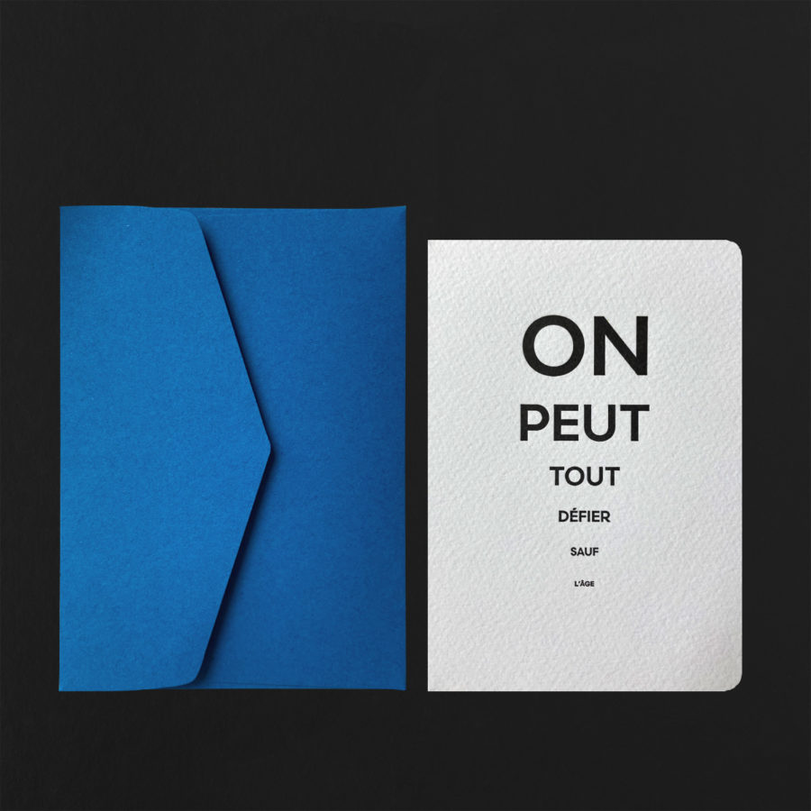 Carte postale ON PEUT TOUT DEFIER + enveloppe saphir